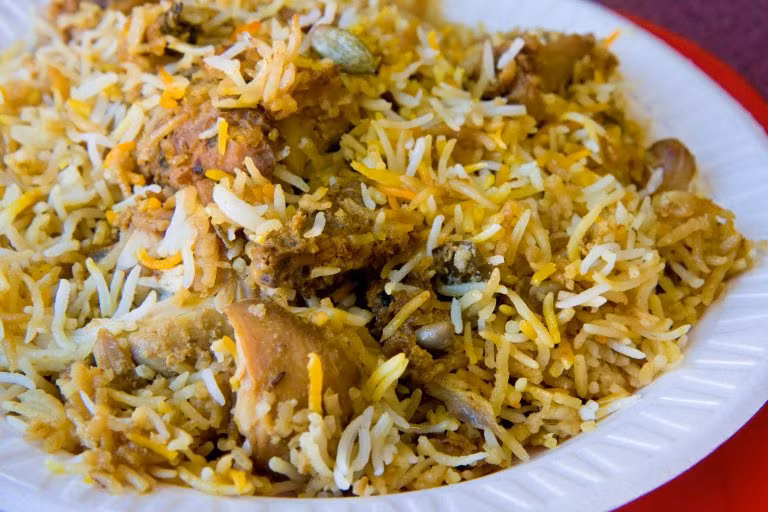 Biryani không phải là một món ăn Ả Rập nhưng lại là một trong những món ăn được yêu thích nhất ở Trung Đông. Bạn sẽ tìm thấy món này trên thực đơn của hầu hết các nhà hàng ở UAE. Thành phần chính của biryani bao gồm gạo basmati, cá hoặc thịt với thịt gà biryani. Ảnh: FYST.