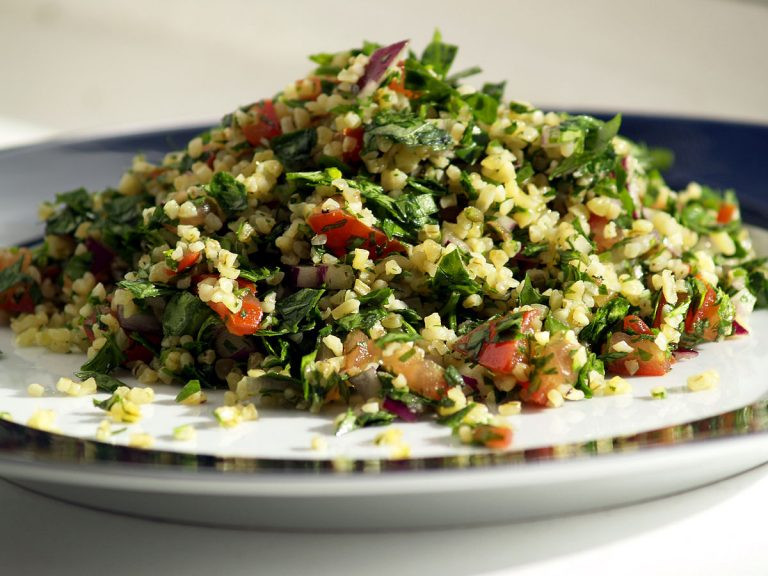 Tabbouleh (món cho người ăn chay): Nếu bạn không phải là người yêu thịt, thì Tabbouleh sẽ phù hợp với bạn. Tabouli được chế biến từ rau mùi tây băm nhỏ, hành lá, nước cốt chanh và dầu ô liu.