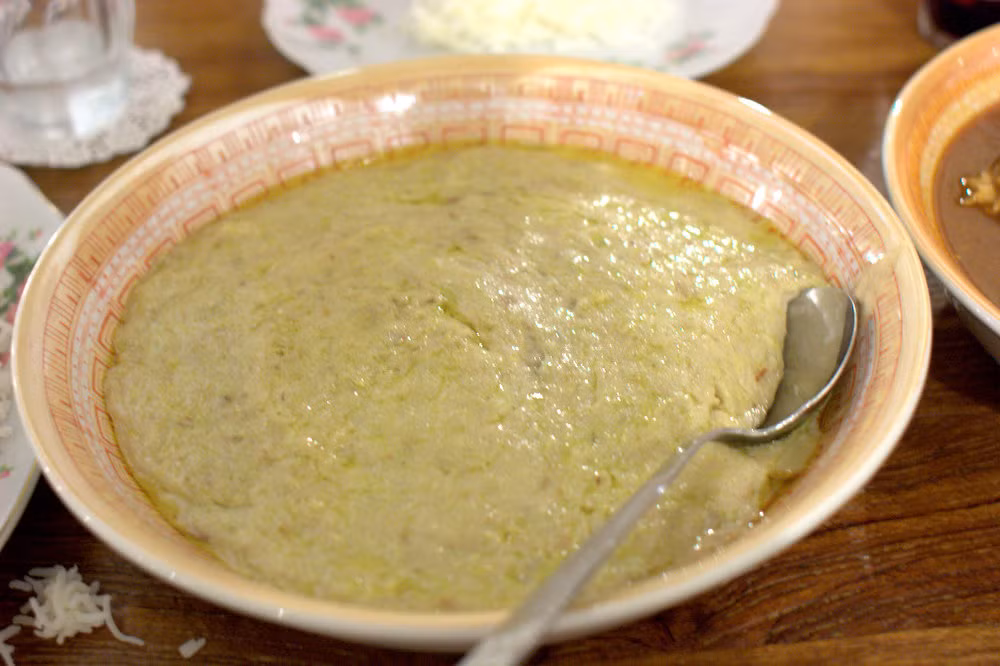 Harees: Đây là một trong những món ăn truyền thống ở UAE và ở hầu hết các quốc gia Ả Rập. Đây là loại cháo được nấu từ lúa mì, thịt và bơ. Món ăn độc đáo này thường xuất hiện trong tháng ăn chay Ramanda hoặc các dịp đặc biệt như đám cưới. Món cháo này còn được nêm với hạt tiêu, quế và muối.