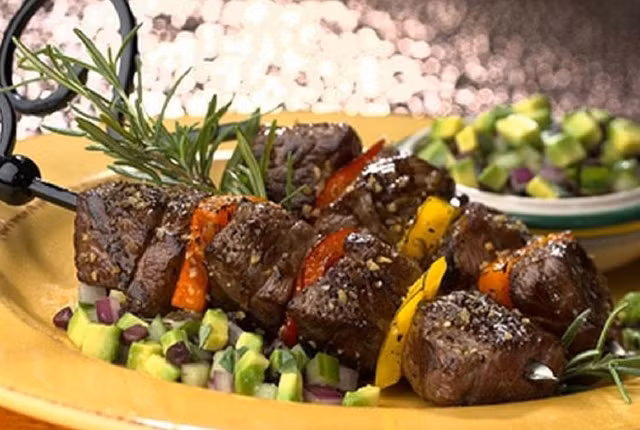 Khuzi: Bất cứ khi nào có dịp đặc biệt, người dân UAE lại có một món ăn đặc biệt đó chính là Khuzi. Các thành phần của món ăn này bao gồm thịt cừu hoặc thịt dê nướng, được bày kèm với cơm và các loại hạt. Hầu hết các nhà hàng ở UAE đều có món ăn này trong thực đơn.