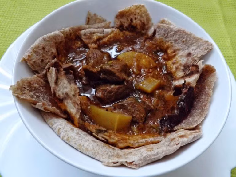 Thareed hay được gọi là lasagna Arab, bao gồm các loại rau như cà rốt, đậu, hành tây và khoai tây nấu với thịt gà hoặc thịt cừu và trộn với nước sốt cà chua và gia vị. Bánh mì được đặt ở dưới cùng của món ăn, giúp bánh mì ngấm nước hầm và mềm mại hơn.