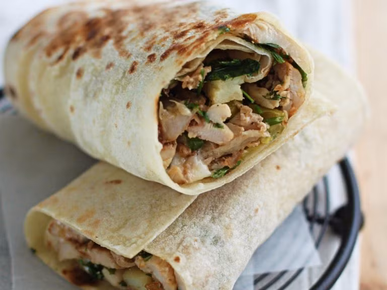 Shawarma: Đây là một trong những món ăn phổ biến ở UAE. Món ăn này gần giống bánh kẹp, gồm thịt, khoai hoặc một loại củ luộc chính, xắt sợi gói trong miếng bánh nướng và chấm cùng sốt kem.