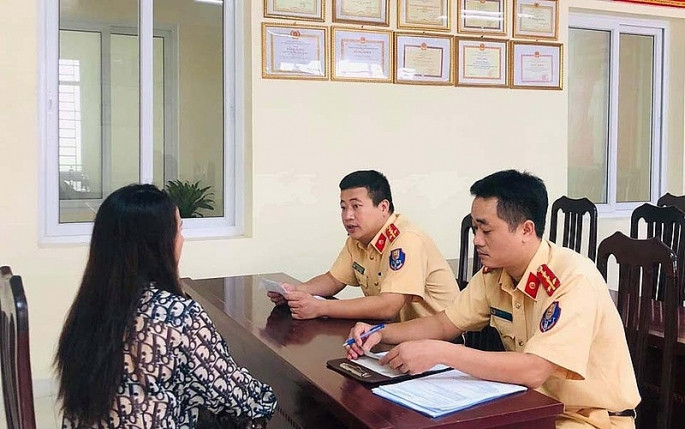 Nu tai xe khong nhuong duong cho xe uu tien: Phat 2,5 trieu dong