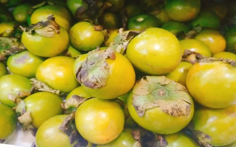 Cải thiện sức khỏe thị giác: Một số hợp chất trong quả hồng giòn cũng tỏ ra có lợi cho sức khoẻ của mắt giúp bảo vệ mặt khỏi nguy cơ mắc bệnh đục thủy tinh thể, thoái hóa điểm vàng hoặc quáng gà.