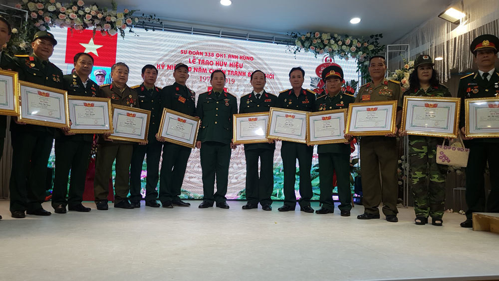Cuoc chien bien gioi 1979: Trao huy hieu cho hon 1.600 chien sy Su doan 338