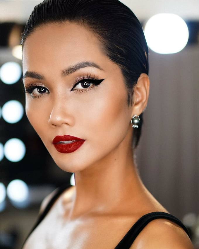 Kiểu tóc vuốt keo khá nam tính và cách trang điểm đậm tạo cho cô nét cuốn hút.