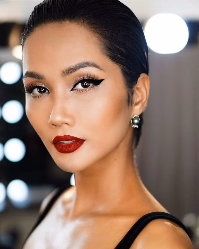 Kiểu tóc vuốt keo khá nam tính và cách trang điểm đậm tạo cho cô nét cuốn hút.