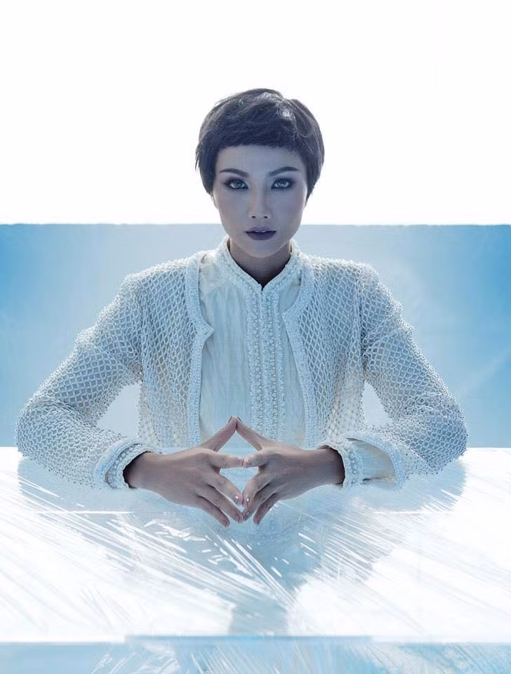 Kiểu tóc ngắn mái bằng và lối trang điểm với đôi mắt sâu hút lôi cuốn người đối diện.