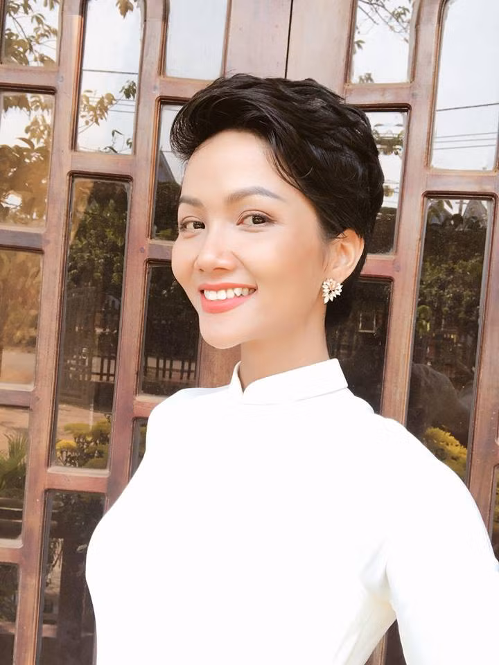 Cô vẫn chọn kiểu tóc vuốt cao nhưng uốn xoăn lượn sóng bồng bềnh.