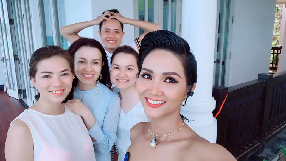 Người đẹp sinh năm 1992 tạo kiểu tóc tém với phần mái được vuốt cao, giúp gương mặt sáng, sắc nét hơn.