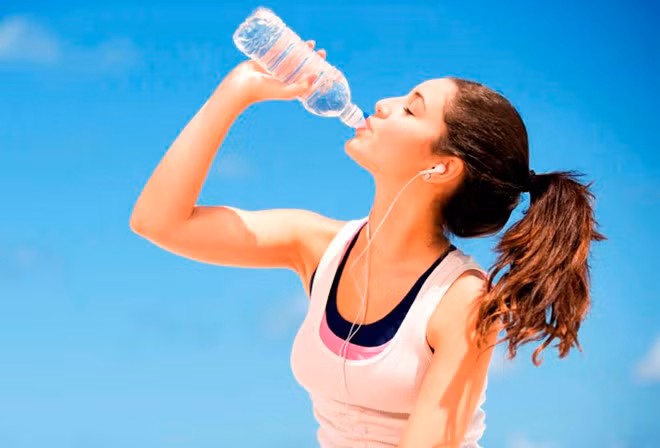 Ảnh hưởng đến quá trình hydrate hóa: Mục đích chính của việc uống nước là tăng cường quá trình bù nước trong cơ thể. Nhưng uống nước lạnh làm chậm quá trình này. Bởi lượng nước cơ thể hấp thụ cần có nhiệt độ thích hợp. Nhưng uống nước lạnh có thể gây ra mất nước và mất năng lượng. Ảnh: Memorialhermann.