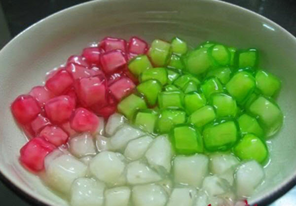 Thạch củ năng được làm bằng cách xắt nhỏ củ năng rồi tẩm trong bột báng, sau đó luộc lên. Người ta có thể biến tấu thêm nhiều màu sắc khác nhau cho thạch thêm phong phú với lá cẩm, lá dứa, củ dền, cà rốt, bắp cải tím, hoa đậu biếc. Ảnh: Intetnet.