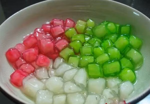 Thạch củ năng được làm bằng cách xắt nhỏ củ năng rồi tẩm trong bột báng, sau đó luộc lên. Người ta có thể biến tấu thêm nhiều màu sắc khác nhau cho thạch thêm phong phú với lá cẩm, lá dứa, củ dền, cà rốt, bắp cải tím, hoa đậu biếc. Ảnh: Intetnet.