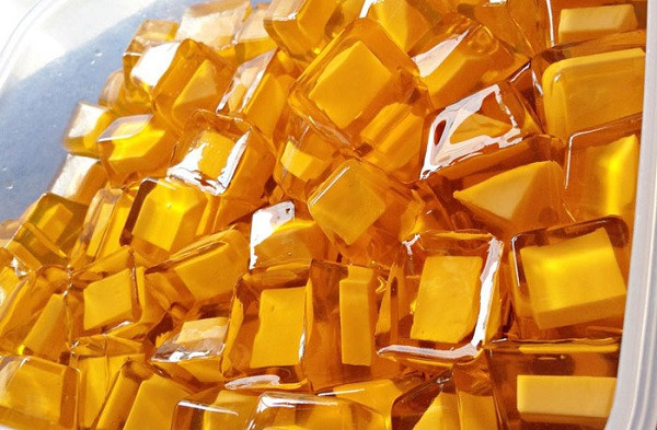 Thạch phô mai được làm rất đơn giản, người ta chỉ bỏ miếng phô mai cắt nhỏ vào các khay tạo đá, rồi cho nước rau câu, thêm mùi cà phê vào là xong. Thạch phô mai giòn và hơi beo béo, mang hương vị tuổi thơ rất đặc trưng.