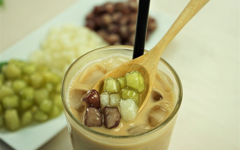 Thạch này có mùi thơm ngọt mát, mang theo cái dai dai của bột báng và độ giòn của củ năng. Ảnh: Cooky.