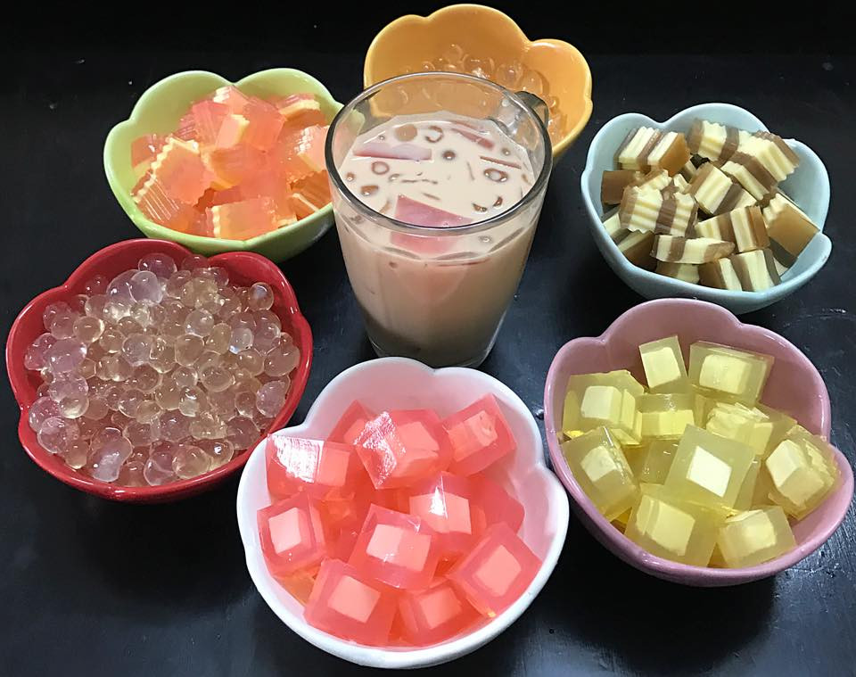 Với lớp bột dẻo mịn bên ngoài cùng và lớp phô mai béo ngậy bên trong, món thạch này sẽ hòa quyện hương vị thơm ngon mát lạnh của trà sữa. Ảnh: Cooky.