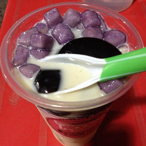 Thạch khoai mỡ có kết cấu giòn, ngọt tự nhiên không cần thêm đường. Lớp bột báng bên ngoài đóng vai trò tạo thêm độ dẻo. 