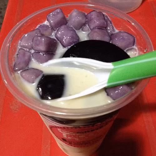 Thạch khoai mỡ có kết cấu giòn, ngọt tự nhiên không cần thêm đường. Lớp bột báng bên ngoài đóng vai trò tạo thêm độ dẻo. 