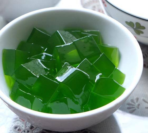 Thạch lá dứa là một loại thạch đơn giản nhất chỉ với bột rau câu và… lá dứa. Dù vậy cũng đủ để tạo nên một loại thạch vừa ngon vừa mát.