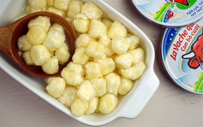 Thạch phô mai viên có thể nói là một trong những loại phô mai nổi tiếng và thu hút các bạn trẻ. Ảnh: Cooky.