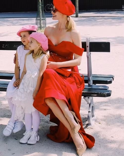 “Ba ngoai goi cam nhat the gioi” U50 van giu voc dang boc lua-Hinh-2