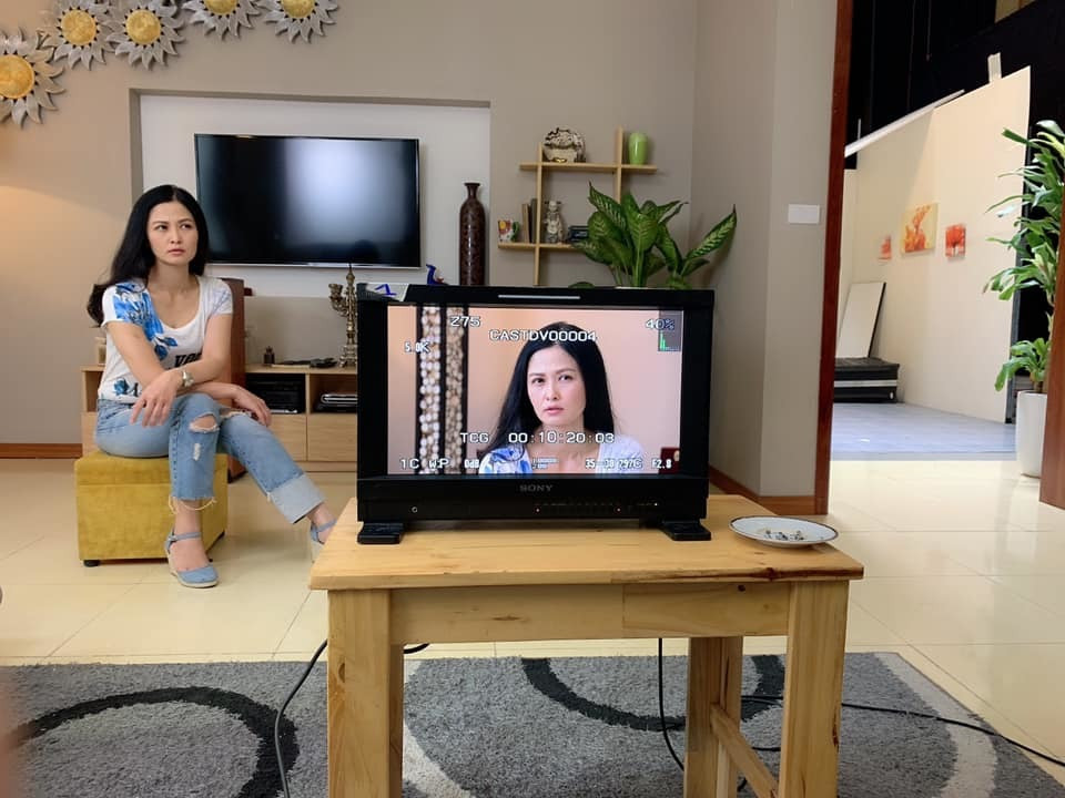 Khi đi chơi hay ở nhà, Thúy Hà cũng rất trẻ trung trong những trang phục năng động như áo phông, quần jean rách gối. Ảnh: FBNV.