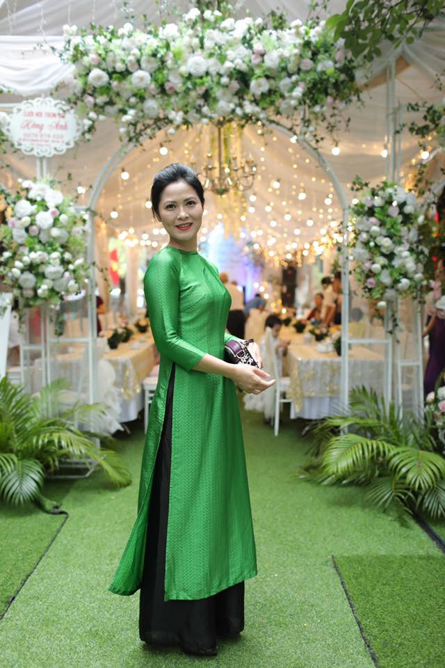 Nữ diễn viên mặc áo dài đẹp nền nã, thanh lịch đúng chất phụ nữ Hà Nội xưa.