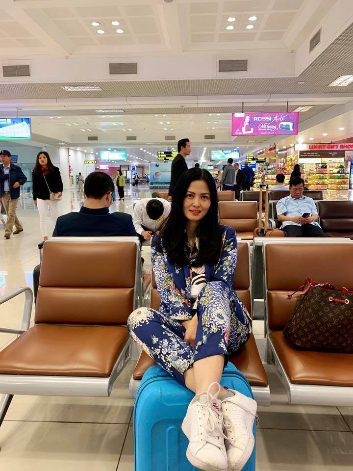 Nữ diễn viên chọn đồ cá tính, giày thể thao năng động khi di chuyển ra sân bay.