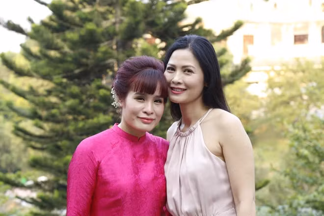 Trái ngược hình ảnh già nua, buồn bã trên phim, Thúy Hà ngoài đời ăn mặc trẻ trung ở tuổi 41.