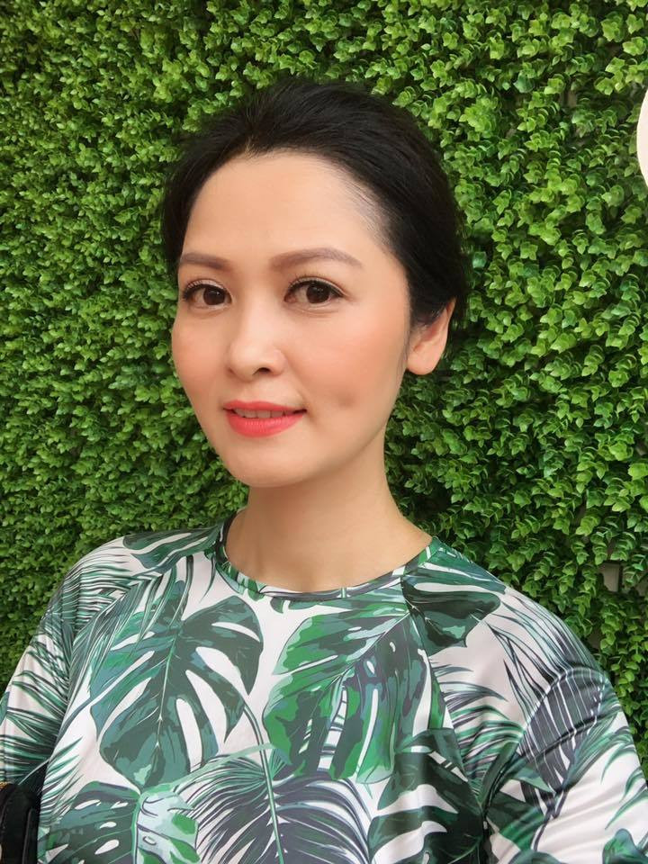 Cách trang điểm nhẹ nhàng cùng tà áo dài nền nã giúp Thúy Hà trông như phụ nữ mới ngoài 30.