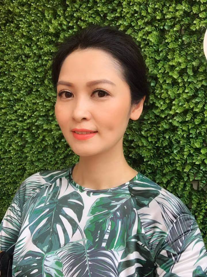 Cách trang điểm nhẹ nhàng cùng tà áo dài nền nã giúp Thúy Hà trông như phụ nữ mới ngoài 30.