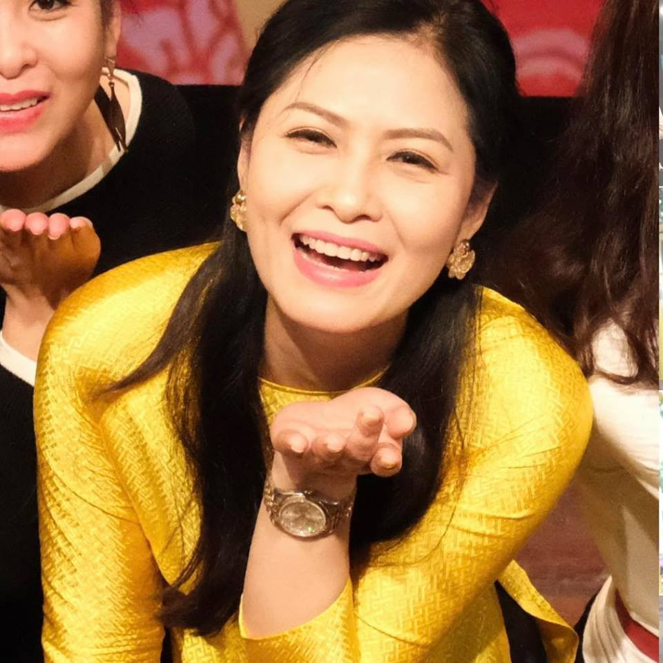 Chị thường xuyên diện áo dài dịu dàng, nữ tính.