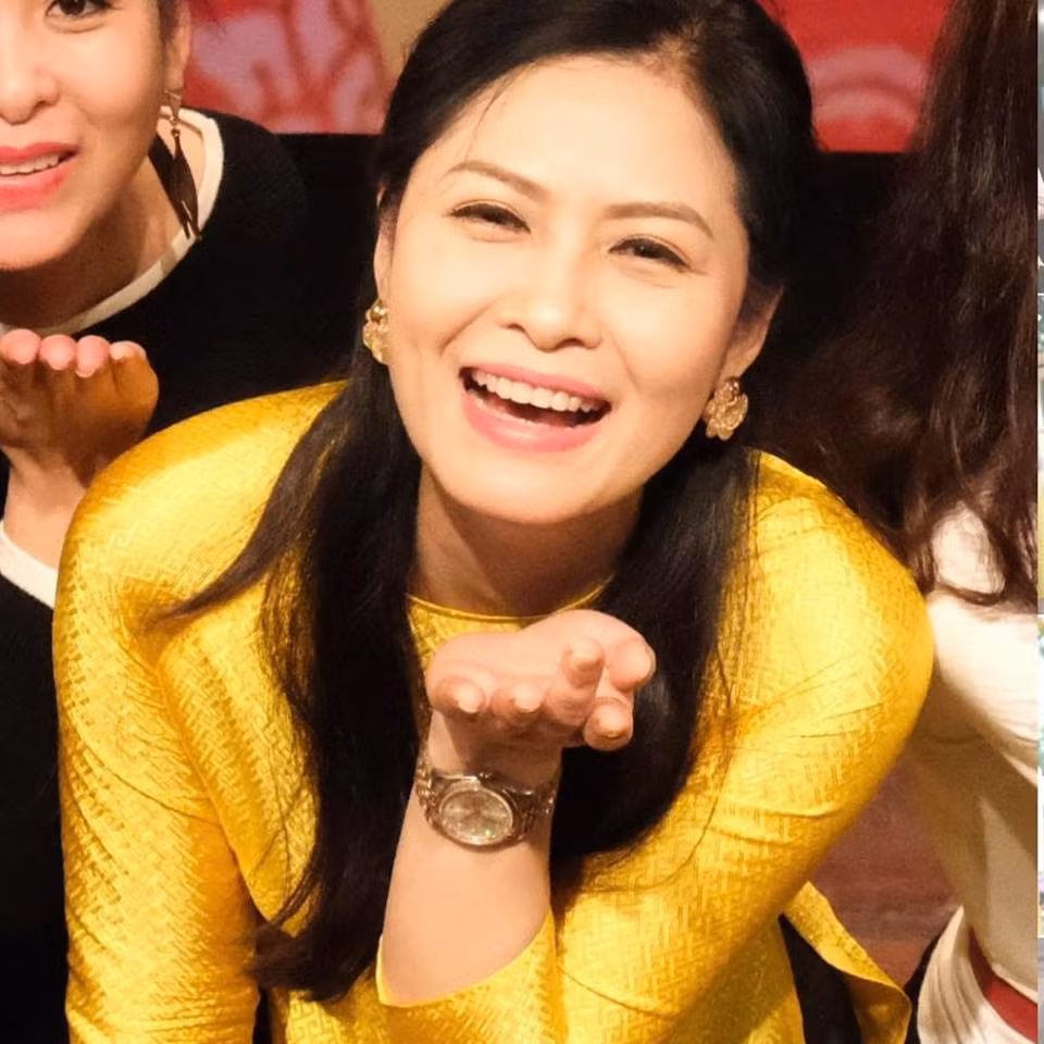 Chị thường xuyên diện áo dài dịu dàng, nữ tính.