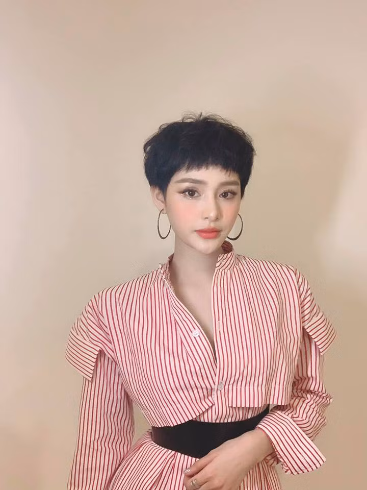 Hiền Hồ biến tấu thời trang khá đa dạng, lúc thì bánh bèo nữ tính, lúc thì cá tính, sang chảnh.