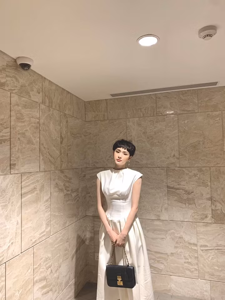 Dù để tóc ngắn nhưng cô nàng diện váy vẫn rất nữ tính và điệu đà.