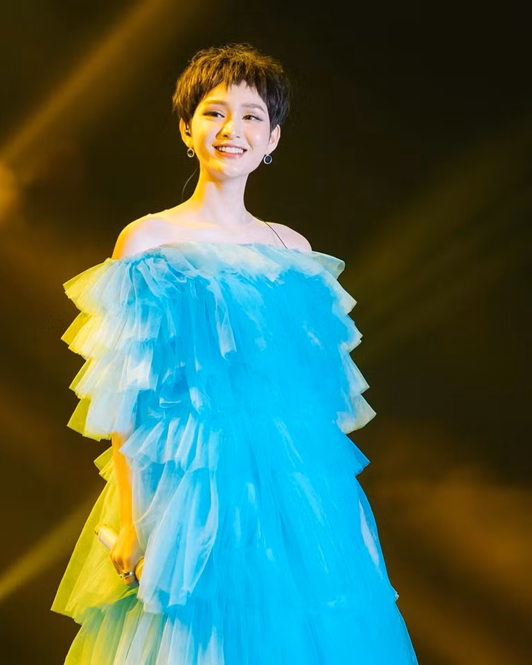 Hiền Hồ xinh đẹp trong chiếc đầm công chúa xếp tầng màu xanh nổi bật.