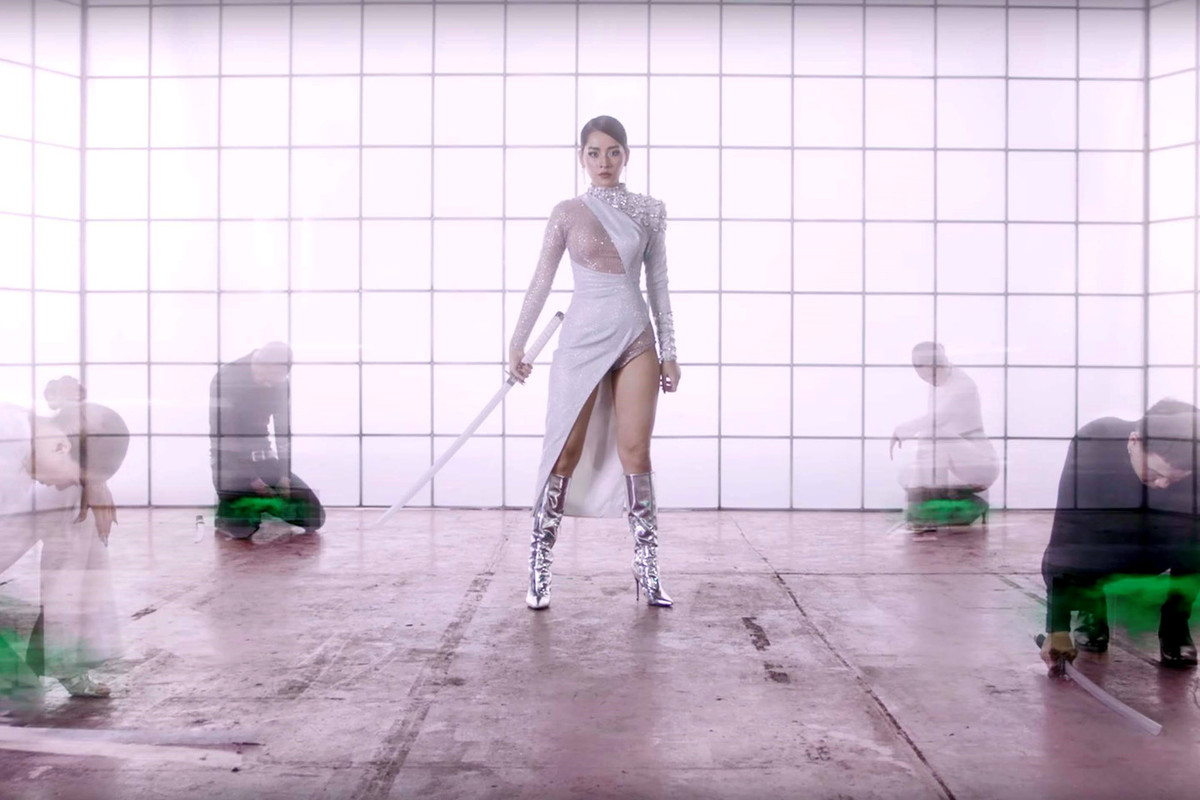 Hầu hết các trang phục mà Chi Pu diện trong MV đều giúp cô khoe trọn đường cong 3 vòng.