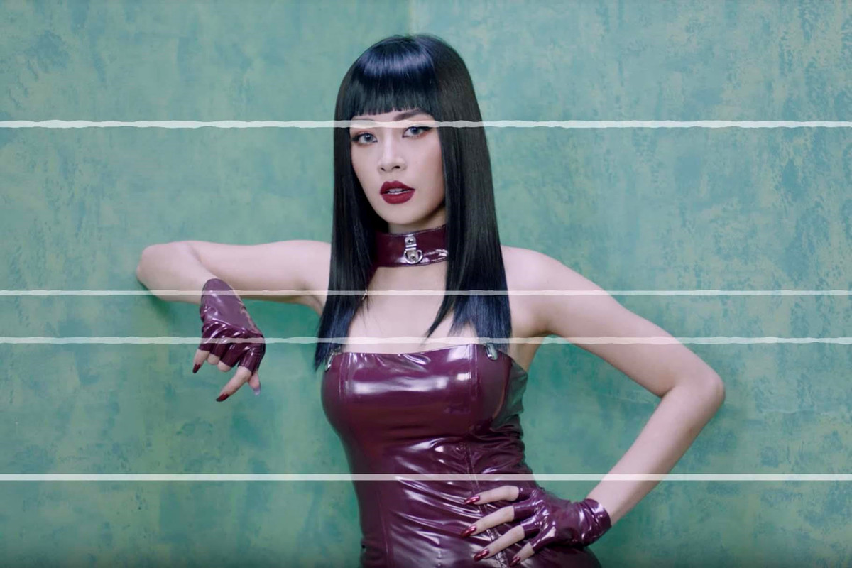 Chi Pu trông hết sức cá tính khi diện chiếc váy da bóng mini màu đỏ đô kết hợp cùng găng tay nửa ngón và choker bản rộng đồng chất liệu, màu sắc.