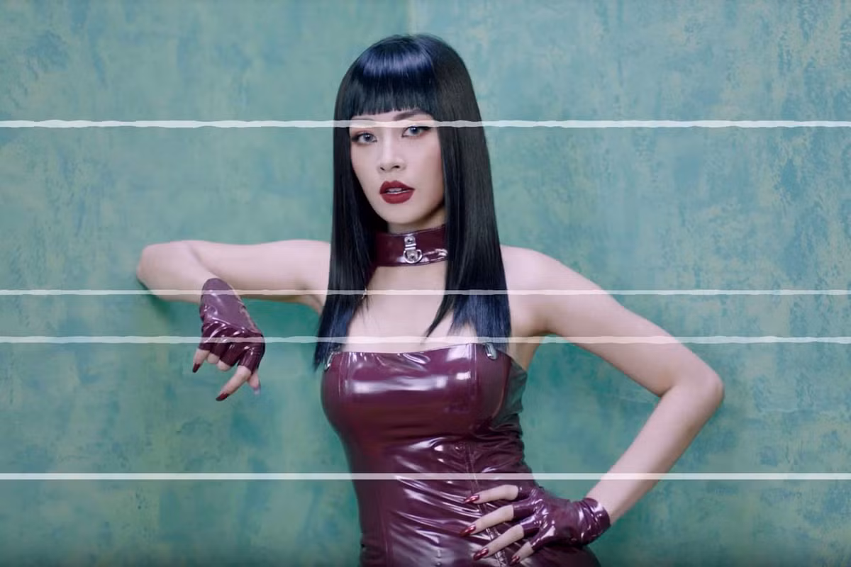 Chi Pu trông hết sức cá tính khi diện chiếc váy da bóng mini màu đỏ đô kết hợp cùng găng tay nửa ngón và choker bản rộng đồng chất liệu, màu sắc.