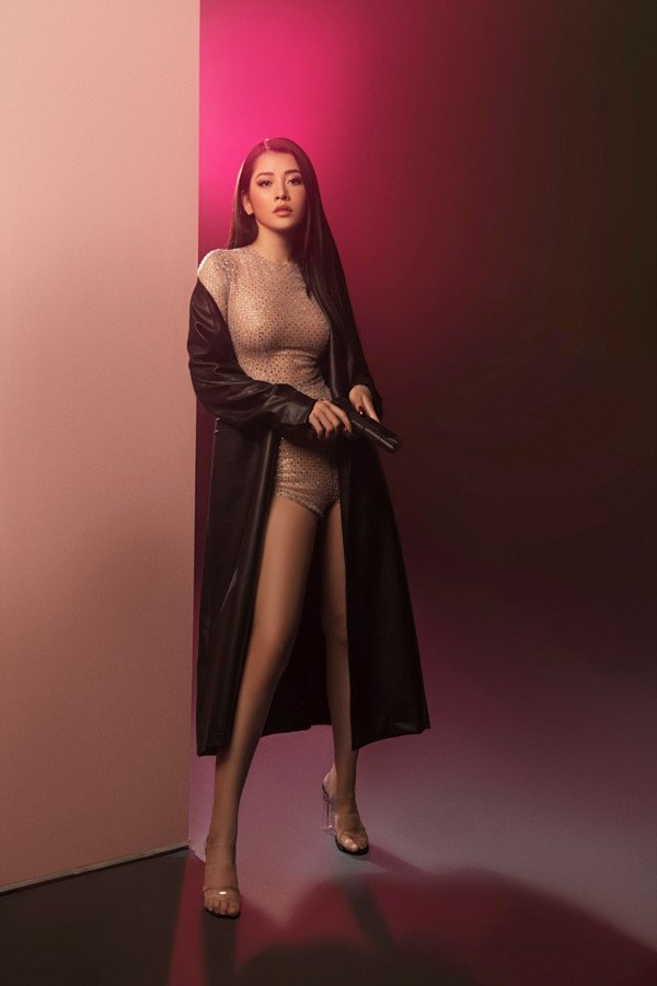 Jumpsuit màu nude ôm sát cơ thể giúp nữ ca sĩ 9X khoe được hết đường cong nóng bỏng trên cơ thể.