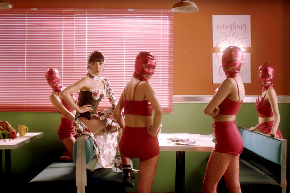 Từ đầu đến cuối MV Em nói anh rồi, Chi Pu gây sốt với loạt trang phục hở bạo.