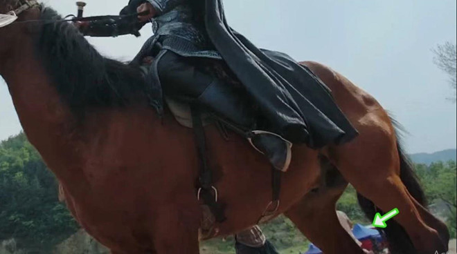 Lỗi này lặp lại nhiều lần cho thấy sự thiếu chuyên nghiệp của đoàn làm phim.