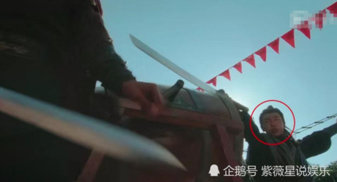 Một lỗi khác thường thấy trong phim cổ trang kiếm hiệp là việc lộ diễn viên đóng thế. Trong hình là người đóng thay Từ Chính Khê. Đạo diễn phim Tam quốc diễn nghĩa từng chia sẻ: "Ngày đó chúng tôi quay mỗi cảnh đều rất dụng tâm, mong muốn khán giả qua ngôn ngữ điện ảnh có thể sống trong mỗi cảnh phim. Hiện nay, dù kỹ thuật hiện đại hơn, nhưng sao khán giả vẫn yêu thích những bộ phim ngày xưa. Vấn đề chính là ở cái tâm người làm phim".