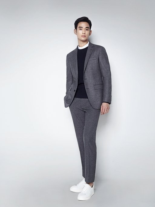 Sở hữu chiều cao 1,80 m lý tưởng và gương mặt điển trai, diễn viên Kim Soo Hyun trông bảnh bao mỗi lần diện suit.
