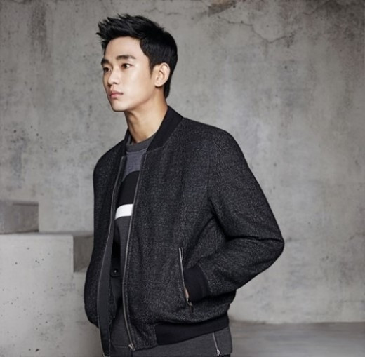 Kim Soo Hyun thường chọn những trang phục cơ bản màu sắc trung tính như đen, xám, trắng.