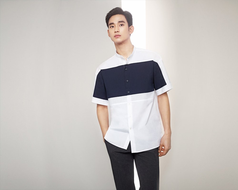 Áo sơ mi phối với quần jean hay quần âu là những set đồ thường xuyên được Kim Soo Hyun chưng diện.
