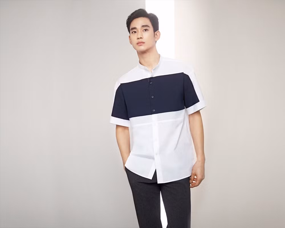 Áo sơ mi phối với quần jean hay quần âu là những set đồ thường xuyên được Kim Soo Hyun chưng diện.