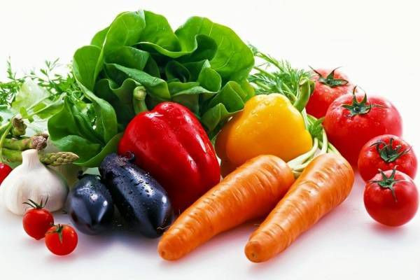 Rau lá xanh đậm là nhóm thực phẩm tốt cho người bị đau mắt đỏ bởi chúng rất giàu chất chống oxy hóa carotenoids, đặc biệt lutein và zeaxanthin. Hai carotenoids này được tìm thấy trong điểm vàng, đây là một phần của võng mạc, giúp tầm nhìn rõ hơn. Bạn nên chọn những loại rau xanh như cải lá xoăn, cải bó xôi, rau cải cầu vồng, rau cải rổ, bông cải xanh và bắp cải con vì chúng chứa hàm lượng lutein cao nhất.