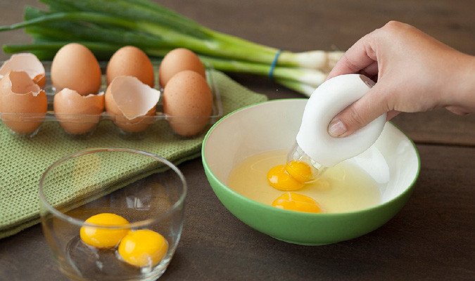 Lòng đỏ trứng: Theo Liên đoàn các Hiệp hội Sinh học Thực nghiệm Hoa Kỳ (FASEB), mặc dù có lượng thấp cả lutein và zeaxanthin, nhưng lòng đỏ trứng có khả năng hấp thụ carotenoids tốt. Do đó, nếu thêm trứng vào món salad có thể giúp tăng khả năng hấp thụ carotenoids từ rau lên gấp 9 lần. Ngoài ra, lòng đỏ trứng còn chứa các hợp chất khác có lợi cho sức khỏe mắt như chất béo và protein lành mạnh.