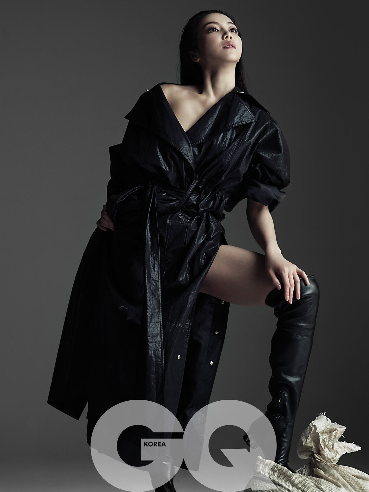 Chiếc áo khoác da với những phần cắt xẻ táo bạo lộ đường nét quyến rũ của nữ diễn viên.